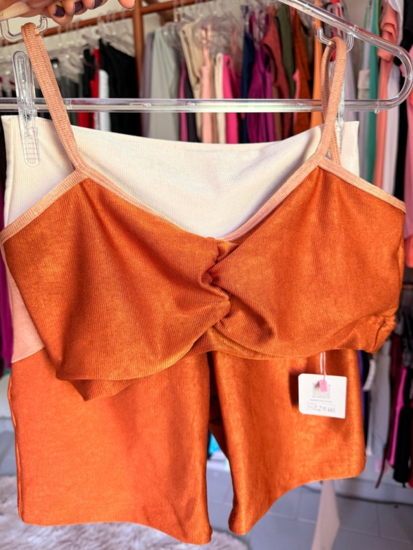 SHORT CANELADO DE MEDIA COMPRESSÃO, LEVE AVELUDADO ACETINADO