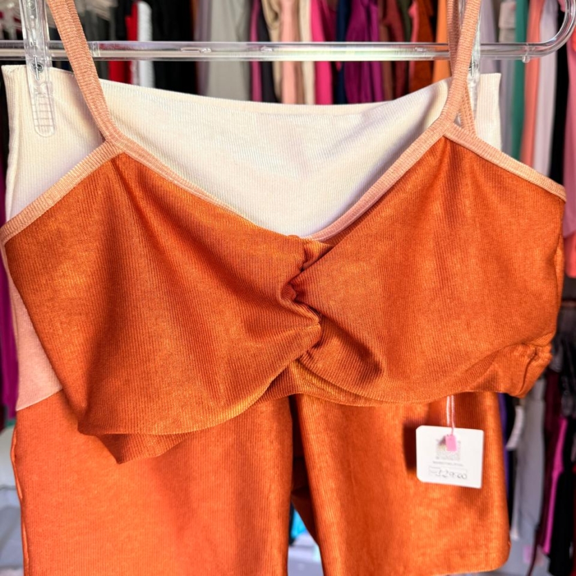 SHORT CANELADO DE MEDIA COMPRESSÃO, LEVE AVELUDADO ACETINADO